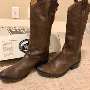 Frye Carson Pull on Boot Smoke color sz 8M